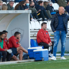 El entrenador del Lleida Esportiu da órdenes a sus futbolistas.