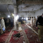 L’interior de la mesquita de Kosha Risaldar, al nord-oest del país, va quedar molt danyat arran de l’explosió.