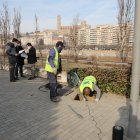 Operarios reponiendo el cable con Postius y técnicos al fondo.