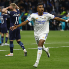 Rodrygo celebra un dels dos gols amb què va aconseguir enviar l’eliminatòria a la pròrroga.