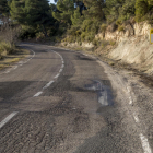 El tram de carretera de les Borges a Cervià pendent de reforma. El ferm està malmès.