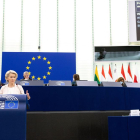 La presidenta de la Comissió Europea, l’alemanya Ursula von der Leyen, es dirigeix a l’Europarlament.