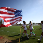 Internacionales por USA, junto a la bandera de su país.