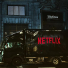 Un vehicle de la plataforma Netflix davant de Telefónica.