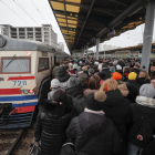 Centenars d’ucraïnesos s’amuntegaven ahir en una estació de Kíiv intentant fugir abans del setge.
