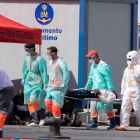 Cruz Roja atiende a uno de los migrantes rescatados ayer.