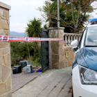 Un coche de los Mossos d’Esquadra frente a la entrada de la casa donde sucedió el crimen.