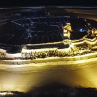 Vista de la fortaleza de Els Vilars de Arbeca iluminada ayer por la noche, tomada desde un dron.
