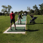 Jugadores entrenando en el campo de prácticas del Raimat Golf Club.