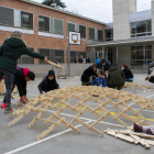 Varios alumnos crean una “cúpula de Leonardo”, compuesta de figuras geométricas, ayer. 