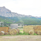Oliana llueix un tractor de palla que ret homenatge a l'agricultura