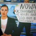 La periodista rusa que protestó en televisión sigue en paradero desconocido