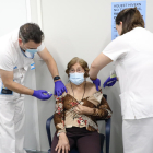 Una dona rep la tercera dosi contra la covid i la vacuna de la grip en una imatge d'arxiu.