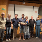 El ganador del concurso, Xavier Valls (con el trofeo), junto con otros premiados y miembros del jurado. 
