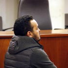 El acusado de abusar de su hijo en el juicio en la Audiencia de Lleida.
