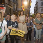 Borràs estuvo saludando a la gente concentrada en la plaza de la Paeria y se animó incluso a cantar.