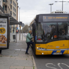 Imagen de archivo de la marquesina de una parada de autobuses de Lleida.