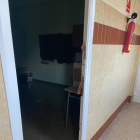 Vista de una puerta forzada en la escuela de Organyà. 