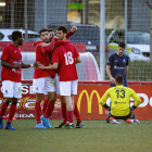 Els jugadors de l’Alcarràs celebren un dels gols davant la desesperació del porter local Pau Mora.