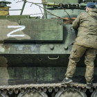 SoldadoSoldado ucraïnès en un vehicle blindat capturat amb el símbol Z de l'exèrcit rus a Kharkiv, Ucraïna. ucraïnès en un vehicle blindat capturat amb el símbol Z de l'exèrcit rus a Kharkiv, Ucraïna.