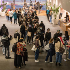 Cola ayer en el ‘hall’ de La Llotja para entrar a ver uno de los actos programados  en el Animac.