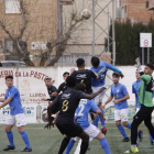Los jugadores del Alcarràs en una acción defensiva, ayer durante el partido.