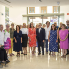 La reina Letícia al costat dels membres de l’AECC, representants del Govern central i Carlos López-Otín, entre d’altres, al CaixaForum.