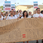 Els pares van protestar en silenci davant de l’escola dilluns, a l’inici del curs escolar.