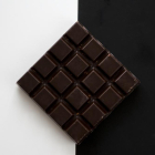 Una tableta de chocolate negro