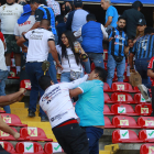 Aficionados invaden la cancha y provocan la suspensión del Querétaro-Atlas