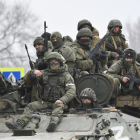 Imagen de militares rusos subidos en un blindado en Armyansk, en la parte norte de Crimea.