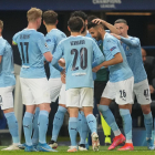 Los jugadores del City celebran el segundo tanto en París, obra de Riyad Mahrez.