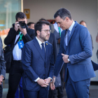 El president de la Generalitat, Pere Aragonès, i el president del govern espanyol, Pedro Sánchez, conversen a l'exterior de l'Hotel W, on se celebra la Reunió Anual del Cercle d'Economia, mentre esperen la presidenta de la CE, Ursula Von der Leyen.