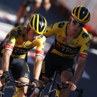 Roglic entra a meta, malparat després de la caiguda en l’esprint.