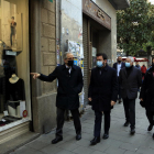 El president, Pere Aragonès, paseando ayer junto al alcalde de Granollers, Josep Mayoral.