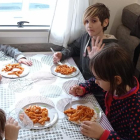 Vallfogona de Balaguer. Los niños ucranianos comiendo macarrones en la autocaravana que los traerá hasta la Noguera. Tienen tres día de viaje por delante para olvidar el terror de la guerra.