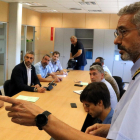 El cap de la Regió d'Emergències de Lleida, Jordi Solà, dona explicacions a la resta de participants en la reunió de coordinació de la campanya d'incendis forestals de Ponent