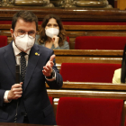 El vicepresidente del Govern, Pere Aragonès, con la mano levantada durante la sesión de control a la sesión de control del pleno del Parlament.