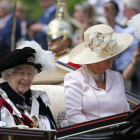 Isabel II i Camilla, duquessa de Cornualla, en un carruatge durant una cerimònia a Windsor.