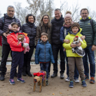 La familia Rossell-Asensio de Lleida, ayer con sus tres ‘tiós’, entre ellos uno con unos cuarenta años de antigüedad (en el suelo en la foto), que ha pasado de padres a hijos.