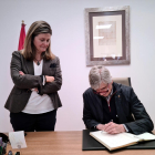 El conseller de Salut, Josep Maria Argimon, signant el llibre d'honor al Conselh Generau d'Aran, acompanyat de la síndica d'Aran,Maria Vergés.