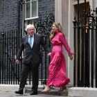 Boris Johnson abandona Downing Street junto a su mujer, Carrie.
