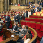 Los diputados de Cs, PSC y PPC abandonan sus escaños en el Parlament el 6 de septiembre de 2017.