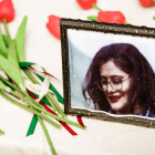 Flores junto a una imagen de la joven Mahsa Amini, falecida el 16 de septiembre.