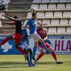 César Soriano refusa de cap durant el partit davant de l’Hèrcules al Camp d’Esports.