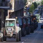 Imatge de la marxa de tractors recorrent ahir a la tarda els carrers de Tàrrega, concretament, el tram urbà de la C-14.
