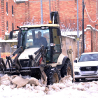 Un tractor neteja les carreteres a Arbeca després de la intensa nevada a les Garrigues de fa un any.