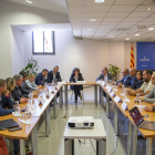 Un momento de la reunión de ayer de la consellera con losrepresentantes de las centrales frutícolas.