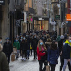 El ambiente ayer por la mañana en el Eix Comercial era mayor que el sábado, según los comerciantes. 