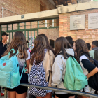 Alumnes a l'entrada de l'institut de la Pobla de Segur aquest dimecres.